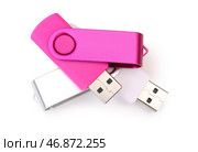 USB-накопители, изолированные на белом фоне. Стоковое фото, фотограф Pixel_shot / Фотобанк Лори
