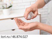 Женщина наносит дезинфицирующее средство на руки дома, крупным планом. Стоковое фото, фотограф Pixel_shot / Фотобанк Лори