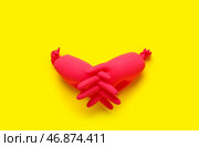 Надутые медицинские перчатки на желтом фоне. Стоковое фото, фотограф Pixel_shot / Фотобанк Лори