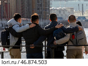 Мужчины фотографируются на набережной в центре города Москвы, Россия. Редакционное фото, фотограф Николай Винокуров / Фотобанк Лори