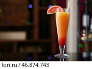 Стакан вкусной Текилы Санрайз на темном столе в баре. Стоковое фото, фотограф Pixel_shot / Фотобанк Лори