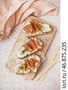 Деревянная доска вкусных брускетт с хамоном на белом фоне. Стоковое фото, фотограф Pixel_shot / Фотобанк Лори