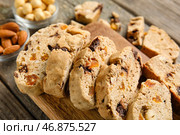 Доска с вкусным печеньем бискотти на деревянном фоне. Стоковое фото, фотограф Pixel_shot / Фотобанк Лори