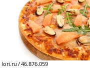 Деревянная доска с вкусной пиццей из морепродуктов на белом фоне, крупным планом. Стоковое фото, фотограф Pixel_shot / Фотобанк Лори