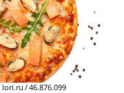Вкусная пицца из морепродуктов на белом фоне крупным планом. Стоковое фото, фотограф Pixel_shot / Фотобанк Лори