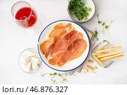 Тарелка с вкусными ломтиками хамона на светлом фоне. Стоковое фото, фотограф Pixel_shot / Фотобанк Лори