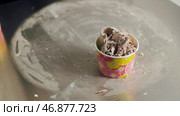 ice cream rosettes, topped with all manner of over-the-top ingredients. Стоковое фото, фотограф David Kashakhi / Фотобанк Лори