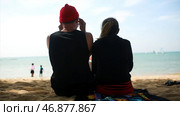 Happy Loving couple on a tropical beach against the sea Similan Island. Стоковое фото, фотограф David Kashakhi / Фотобанк Лори