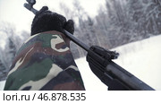 The shooter in camouflage targets a target with a rifle with an optical sight, focus on weapons. Стоковое фото, фотограф David Kashakhi / Фотобанк Лори