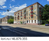 Пятиэтажный четырёхподъездный кирпичный жилой дом серии I-410(САКБ). Построен в 1958 году. Первомайская улица, 121. Москва (2024 год). Редакционное фото, фотограф lana1501 / Фотобанк Лори