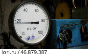 Manometer with wavering arrow and a bunch of keys hanging near. Стоковое фото, фотограф David Kashakhi / Фотобанк Лори