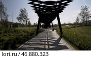 Walking under the unusual wooden construction of Tyufeleva roshcha park. Стоковое фото, фотограф David Kashakhi / Фотобанк Лори