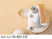 Подиумы с портновскими принадлежностями на бежевом фоне. Стоковое фото, фотограф Pixel_shot / Фотобанк Лори