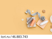Подиумы с портновскими принадлежностями на бежевом фоне. Стоковое фото, фотограф Pixel_shot / Фотобанк Лори