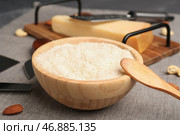 Чашка с вкусным тертым пармезаном на столе, крупный план. Стоковое фото, фотограф Pixel_shot / Фотобанк Лори