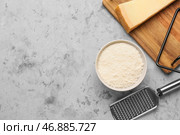 Чаша с вкусным тертым сыром пармезан на фоне гранж. Стоковое фото, фотограф Pixel_shot / Фотобанк Лори