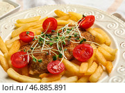 Тарелка вкусной жареной трески с картофелем фри на столе, крупным планом. Стоковое фото, фотограф Pixel_shot / Фотобанк Лори
