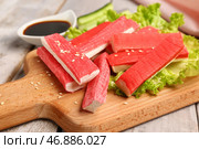 Доска с вкусными крабовыми палочками на светлом деревянном фоне. Стоковое фото, фотограф Pixel_shot / Фотобанк Лори