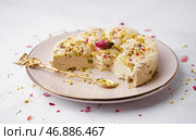 Тарелка вкусной халвы тахини с фисташками на белом фоне. Стоковое фото, фотограф Pixel_shot / Фотобанк Лори
