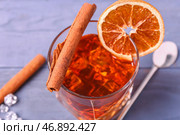 Бокал вкусного коктейля Олд-фэшн с апельсиновым кружком и палочками корицы на фиолетовом деревянном фоне. Стоковое фото, фотограф Pixel_shot / Фотобанк Лори