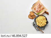 Сковорода с вкусным яичницей с беконом на светлом фоне. Стоковое фото, фотограф Pixel_shot / Фотобанк Лори