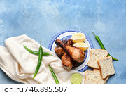 Вкусные куриные голени с хлебом на цветном фоне. Стоковое фото, фотограф Pixel_shot / Фотобанк Лори