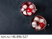 Бокалы вкусного коктейля Манхэттен на черном фоне. Стоковое фото, фотограф Pixel_shot / Фотобанк Лори