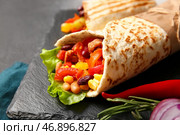 Грифельная тарелка с вкусным буррито на столе, крупным планом. Стоковое фото, фотограф Pixel_shot / Фотобанк Лори