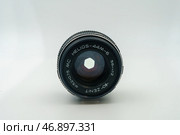 Detailed close-up of a vintage Helios-44m-6 58mm f-2 lens. classic Soviet camera equipment showing aperture and lens details. Perfect for photography enthusiasts and collectors. (2024 год). Редакционное фото, фотограф Андрей Ка / Фотобанк Лори