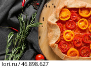Доска с вкусной томатной галетой и специями на столе, крупным планом. Стоковое фото, фотограф Pixel_shot / Фотобанк Лори