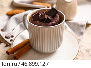 Чашка с вкусным шоколадным пирожным на столе. Стоковое фото, фотограф Pixel_shot / Фотобанк Лори