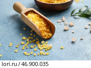 Деревянная ложка апельсиновой морской соли на цветном фоне, крупным планом. Стоковое фото, фотограф Pixel_shot / Фотобанк Лори