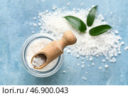 Баночка с морской солью и ложкой на цветном фоне. Стоковое фото, фотограф Pixel_shot / Фотобанк Лори