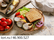 Тарелка с кусочками копченой скумбрии и хлебом на столе. Стоковое фото, фотограф Pixel_shot / Фотобанк Лори