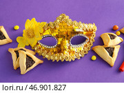 Карнавальная маска и печенье Hamantaschen для праздника Пурим на цветном фоне. Стоковое фото, фотограф Pixel_shot / Фотобанк Лори