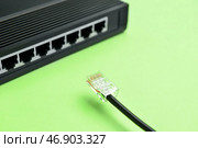 Маршрутизатор Wi-Fi и интернет-кабель на зеленом фоне, крупным планом. Стоковое фото, фотограф Pixel_shot / Фотобанк Лори