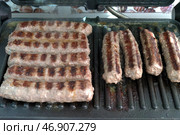 Приготовление чевапчичи (колбасок) на электрическом гриле - Cooking chevapchichi (sausage) on an electric grill. Стоковое фото, фотограф Владислав Дельдюгинов / Фотобанк Лори