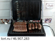 Приготовление чевапчичи (колбасок) на электрическом гриле - Cooking chevapchichi (sausage) on an electric grill. Стоковое фото, фотограф Владислав Дельдюгинов / Фотобанк Лори