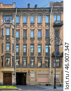 Old brick house (1904) in Art Nouveau style (architect Kharlamov) at 51 Tchaikovsky Street, Saint Petersburg (2024 год). Редакционное фото, фотограф Валерия Попова / Фотобанк Лори