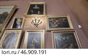 Interior details of the fine art museum with a chandelier imitating burning candles. Стоковое фото, фотограф David Kashakhi / Фотобанк Лори