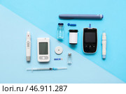 Современные глюкометры с ланцетными ручками, ампулы с инсулином и шприц на цветном фоне. Стоковое фото, фотограф Pixel_shot / Фотобанк Лори
