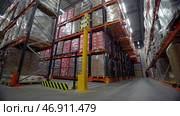 A warehouse where people distribute and distribute various large parcels and control the process. Стоковая иллюстрация, иллюстратор David Kashakhi / Фотобанк Лори