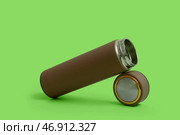 Современный коричневый термос на зеленом фоне. Стоковое фото, фотограф Pixel_shot / Фотобанк Лори