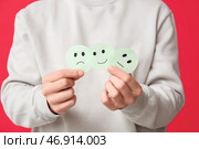 Мужчина с рейтингом улыбается на красном фоне, крупный план. Концепция опроса. Стоковое фото, фотограф Pixel_shot / Фотобанк Лори