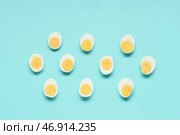 Половинки вкусных отваренных яиц на голубом фоне. Стоковое фото, фотограф Pixel_shot / Фотобанк Лори