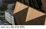 Stock footage.A huge newest office located in the city center next to other simpler buildings. Стоковое фото, фотограф David Kashakhi / Фотобанк Лори