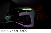 A big car with no license plates , standing in the cabin and flashing its headlights  (2022 год). Редакционное фото, фотограф David Kashakhi / Фотобанк Лори