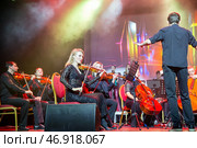 Performance of a symphony orchestra. Women and men play violins (2024 год). Редакционное фото, фотограф Евгений Ткачёв / Фотобанк Лори