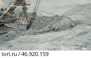 Close-up of mining excavator scooped up the ore with a bucket. Стоковое фото, фотограф David Kashakhi / Фотобанк Лори