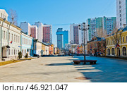 Школьная улица. Ранняя весна. Солнечный день. Москва. Россия. Редакционное фото, фотограф E. O. / Фотобанк Лори